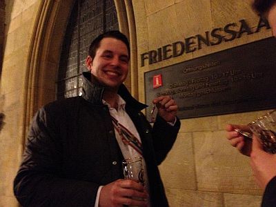 ein Bundesbruder der KDStV Hasso-Nassovia Frankfurt präsentiert seinen neuen Zipfel vorm Friedenssaal in Münster